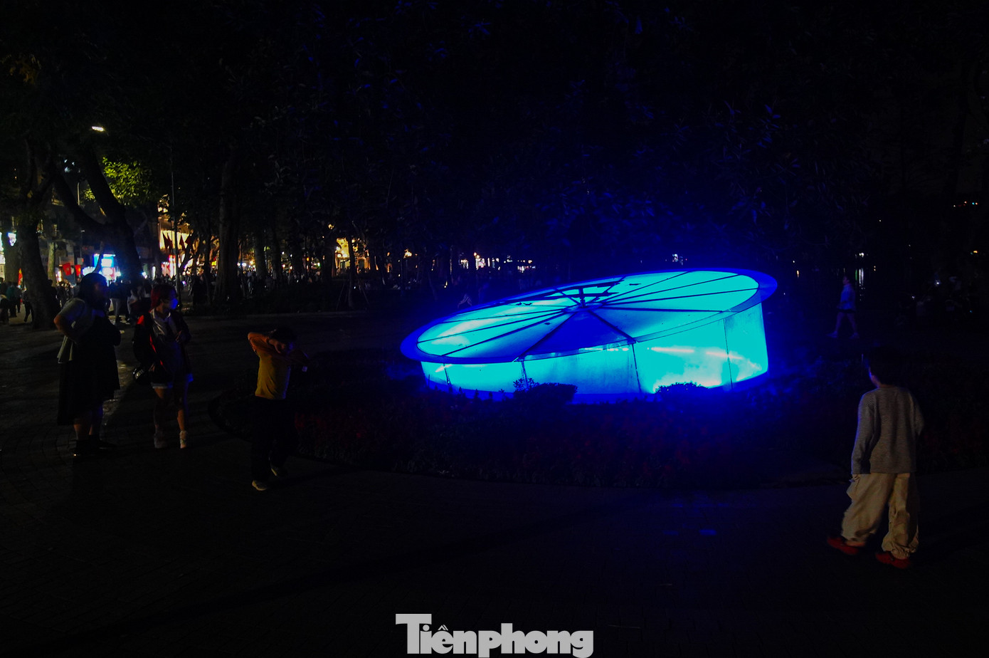 Khu vực đồng hồ Thụy Sĩ khổng lồ huyền ảo bên hồ Gươm.