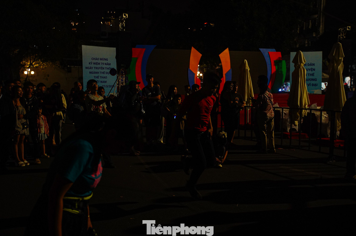 Các hoạt động vui chơi quanh hồ Hoàn Kiếm vẫn diễn ra trong bóng tối.