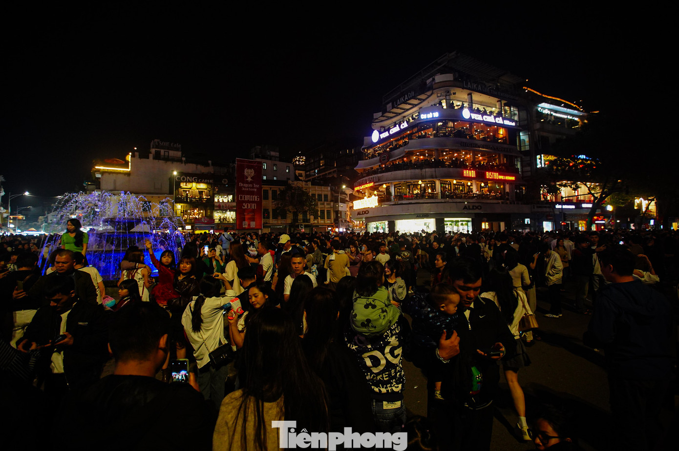 Người dân và du khách chụp ảnh với Hàm Cá mập.