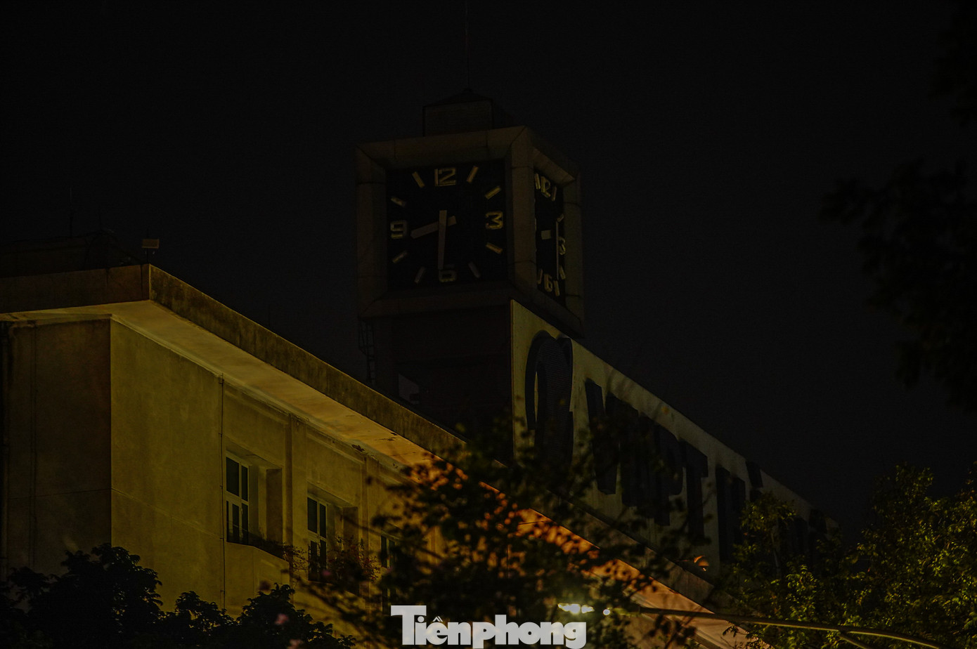 Tối 22/3, nhiều khu vực ở trung tâm thủ đô đã tắt hệ thống đèn chiếu sáng, trang trí và biển quảng cáo nhằm tham gia hưởng ứng Giờ Trái đất 2025 từ 20h30 đến 21h30.