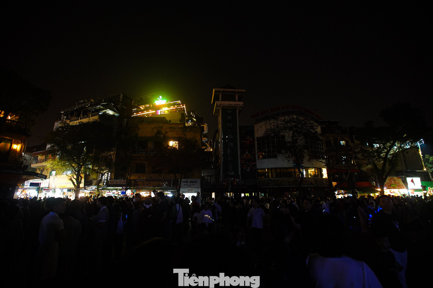 Các dãy nhà quanh hồ Hoàn Kiếm đều giảm sáng.