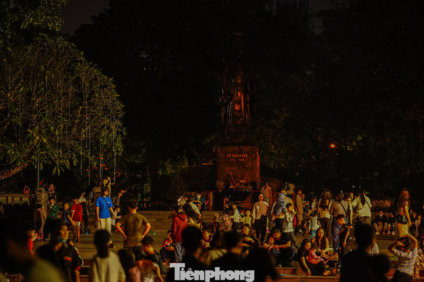 Khu vực vườn hoa Lý Thái Tổ trong buổi tối hưởng ứng Giờ Trái đất.