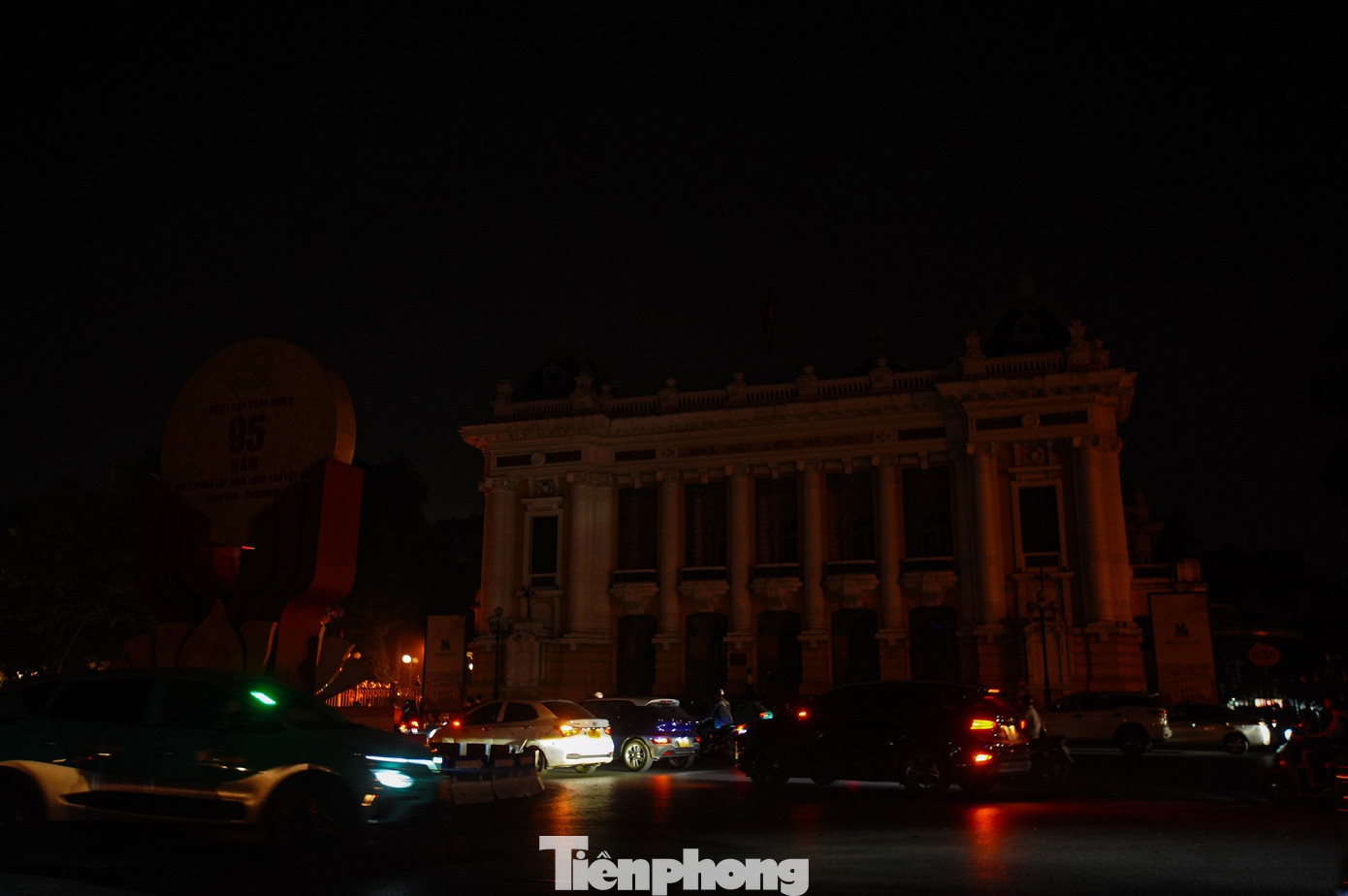 Hình ảnh Nhà hát Lớn trong thời gian diễn ra Giờ Trái đất.