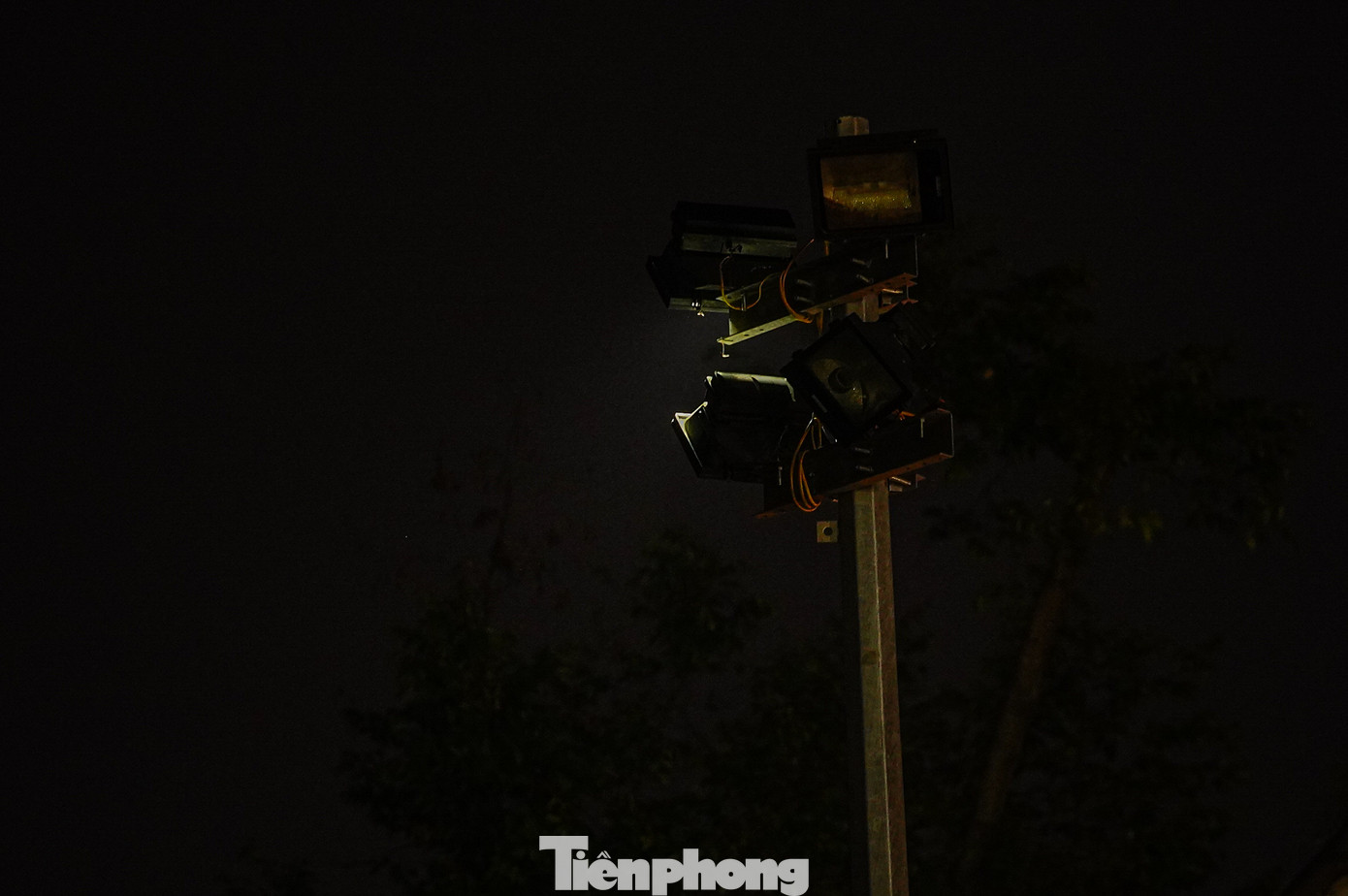 Đúng 20h30, tất cả các loại đèn chiếu sáng công cộng đã tắt hoàn toàn trong thời gian 1 tiếng đồng hồ.