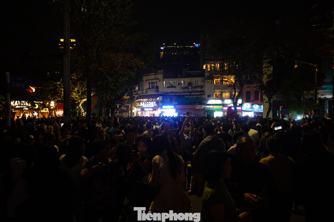 Các dãy nhà quanh hồ Hoàn Kiếm đều giảm sáng.