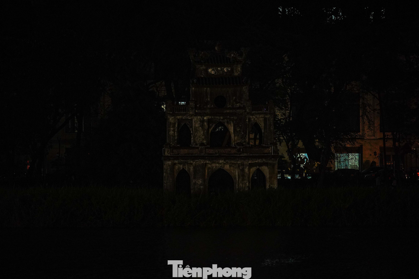 Hình ảnh Tháp Rùa huyền ảo khi không có đèn chiếu sáng.