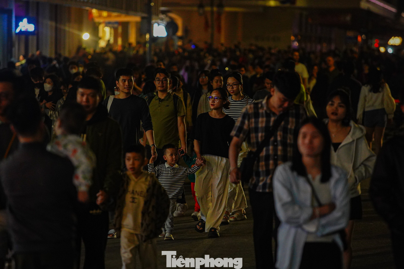 Phố đi bộ quanh hồ Hoàn Kiếm nhìn khác lạ, tuy nhiên vẫn thu hút hàng nghìn người dân Thủ đô và du khách đến dạo chơi, tận hưởng không khí.