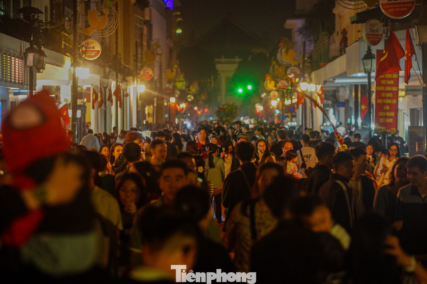 Hình ảnh phố Tràng Tiền khi diễn ra sự kiện Giờ Trái đất.