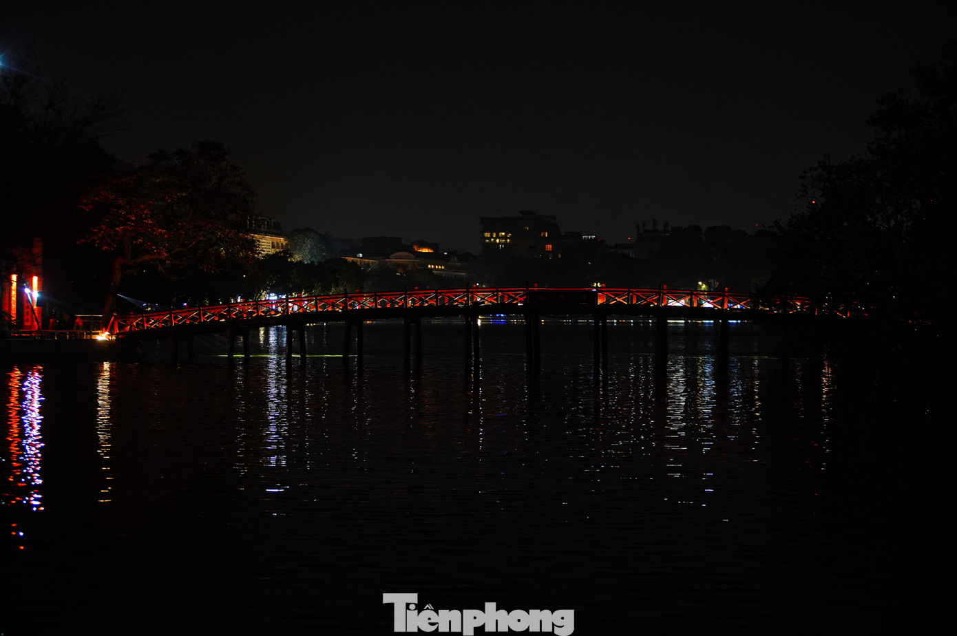 Cầu Thê Húc khi không có ánh đèn điện.