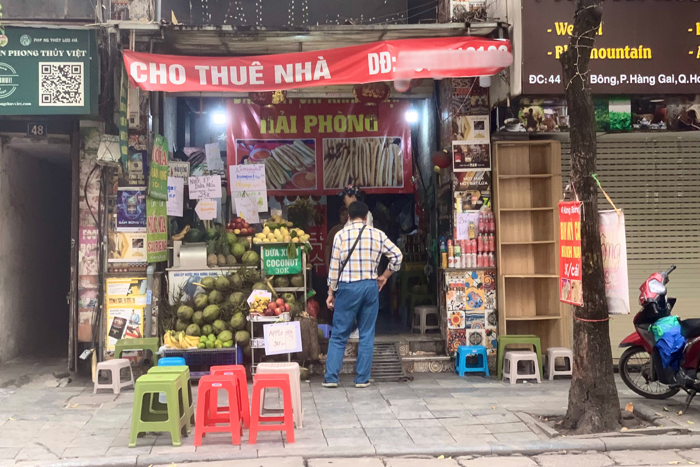 Một mặt bằng trên phố Hàng Bông đang treo biển cho thuê nhà.