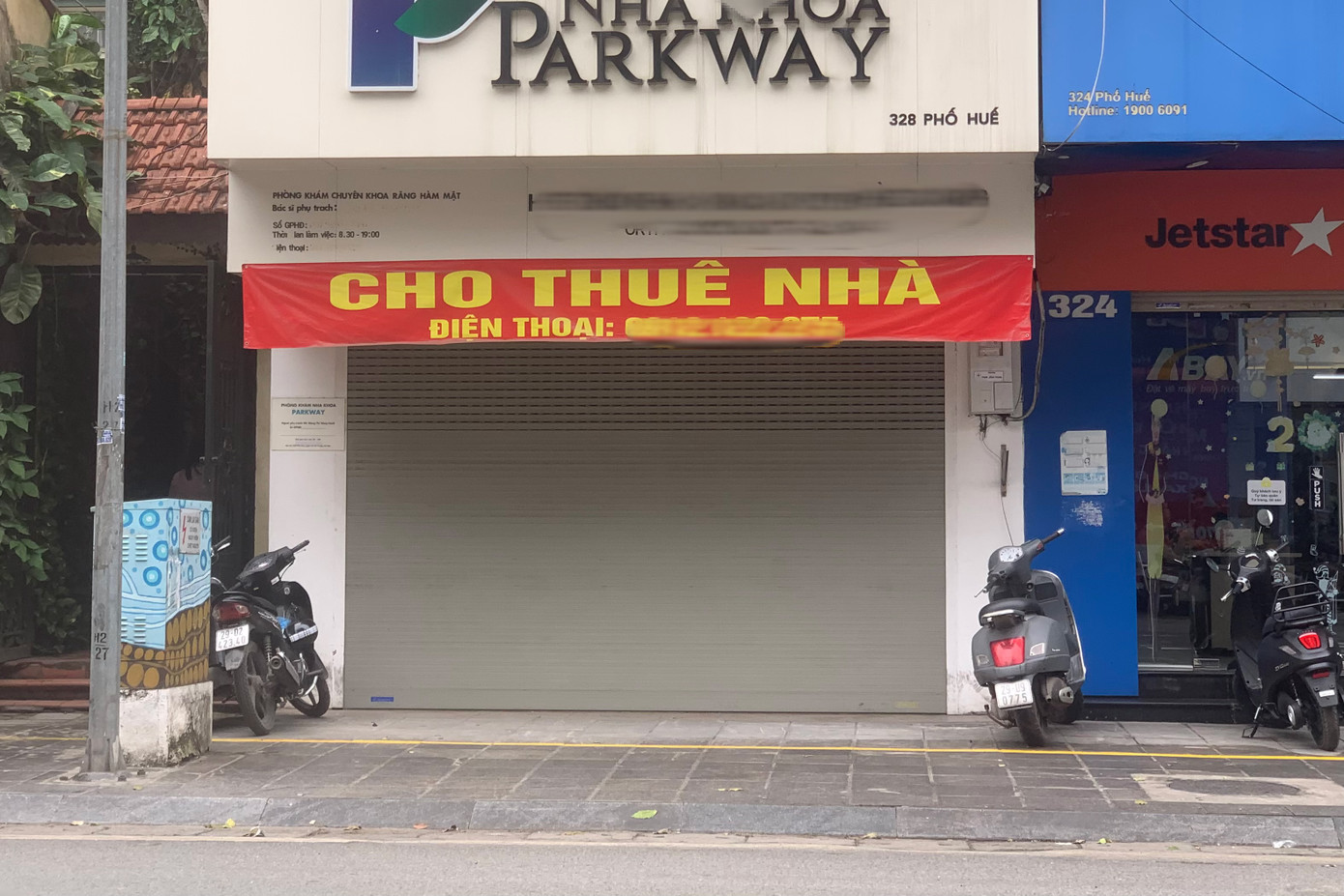 Tại con phố Huế vốn sầm uất với những cửa hàng kinh doanh "khó mà thuê" trong những năm trước lại trở nên ảm đạm. Cứ cách 3-4 nhà thì có một nhà đóng cửa, treo biển cho thuê.