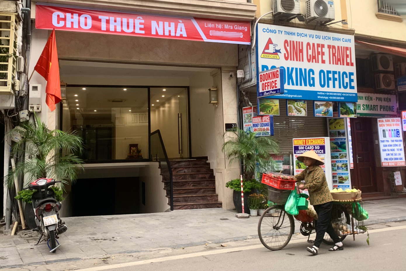 Một số vị trí tại khu vực phố cổ nằm trên "đất vàng" vốn được nhiều khách hàng săn đón lại bị bỏ trống trong thời gian dài.