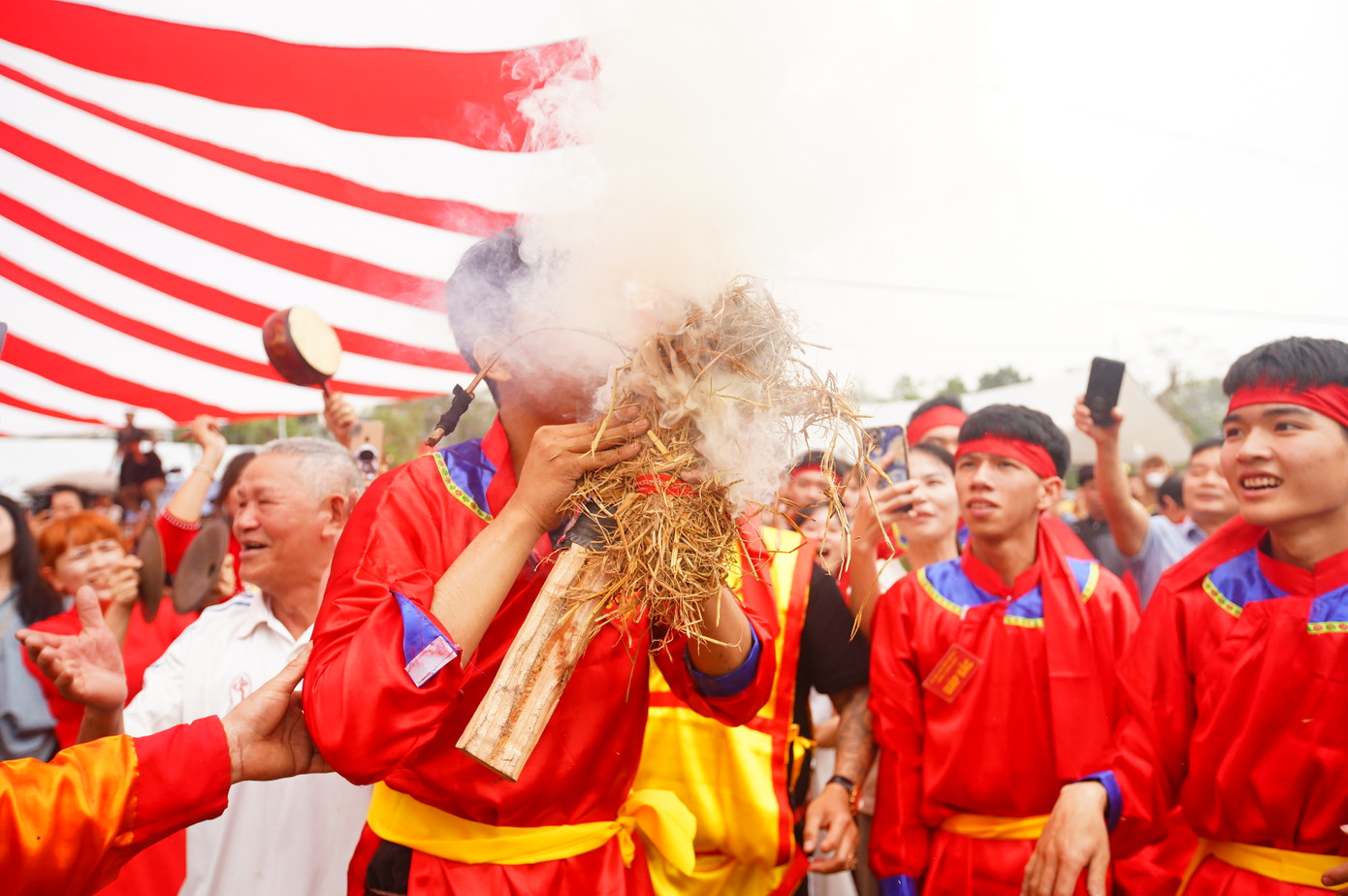 Ma sát đủ nóng để tạo ra than trên thân tre, bén với bùi nhùi khô gây cháy. Người trưởng nhóm cầm bó rơm lên thổi mạnh để lửa bốc cháy to hơn.