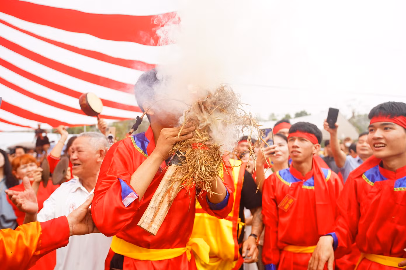Ma sát đủ nóng để tạo ra than trên thân tre, bén với bùi nhùi khô gây cháy. Người trưởng nhóm cầm bó rơm lên thổi mạnh để lửa bốc cháy to hơn.