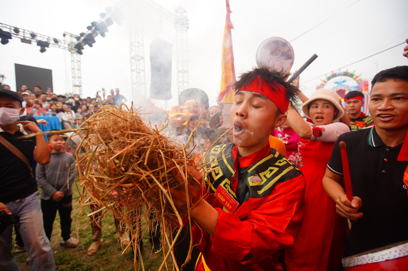 Đây là một trong phần thi gay cấn nhất lễ hội. Vượt qua phần thi này mới có lửa để luộc gà, nấu cơm.
