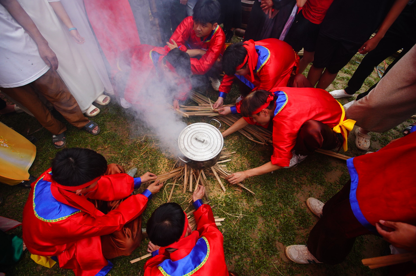 Trong khi cơm được nấu chín, các giáp cũng nhanh chóng luộc gà chín thật nhanh để ghi điểm.