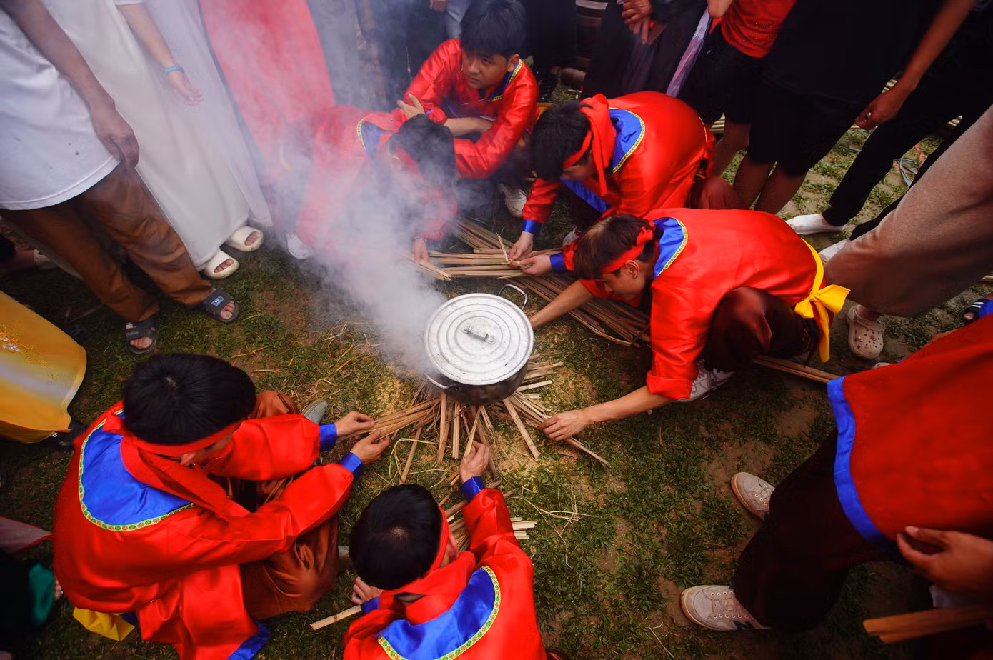 Trong khi cơm được nấu chín, các giáp cũng nhanh chóng luộc gà chín thật nhanh để ghi điểm.