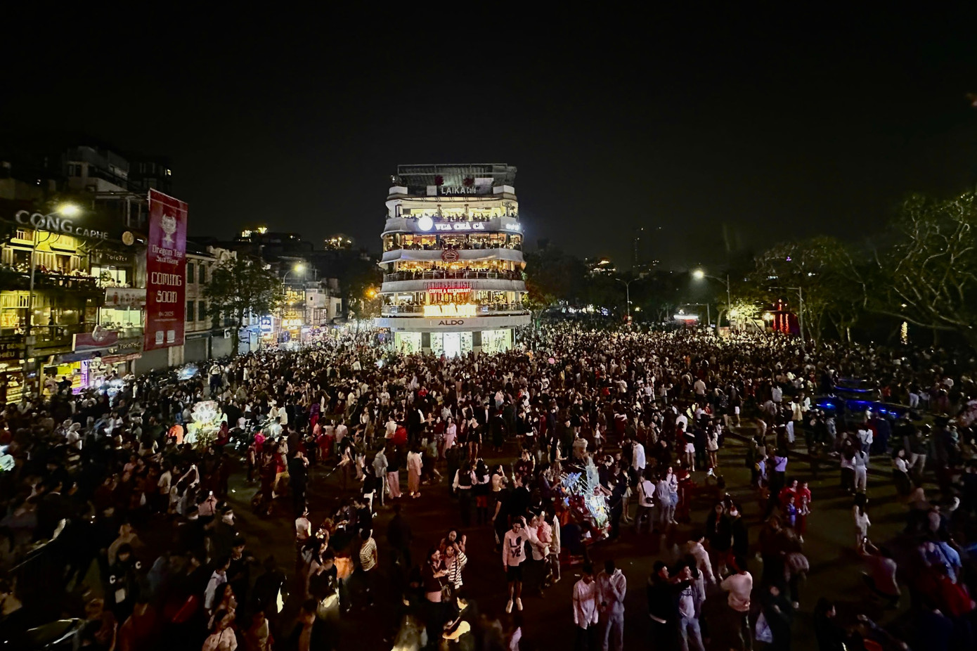 Quảng trường Đông Kinh Nghĩa Thục đông nghịt người trong Giờ Trái đất.