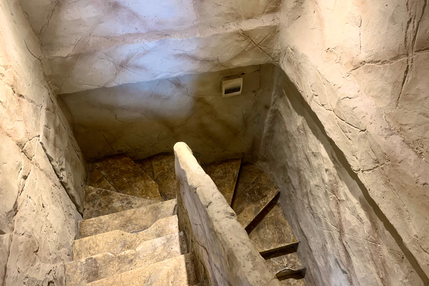 Với xung quanh toàn khối đá, lạc vào quán cafe như đang đi vào một hang động thực sự.