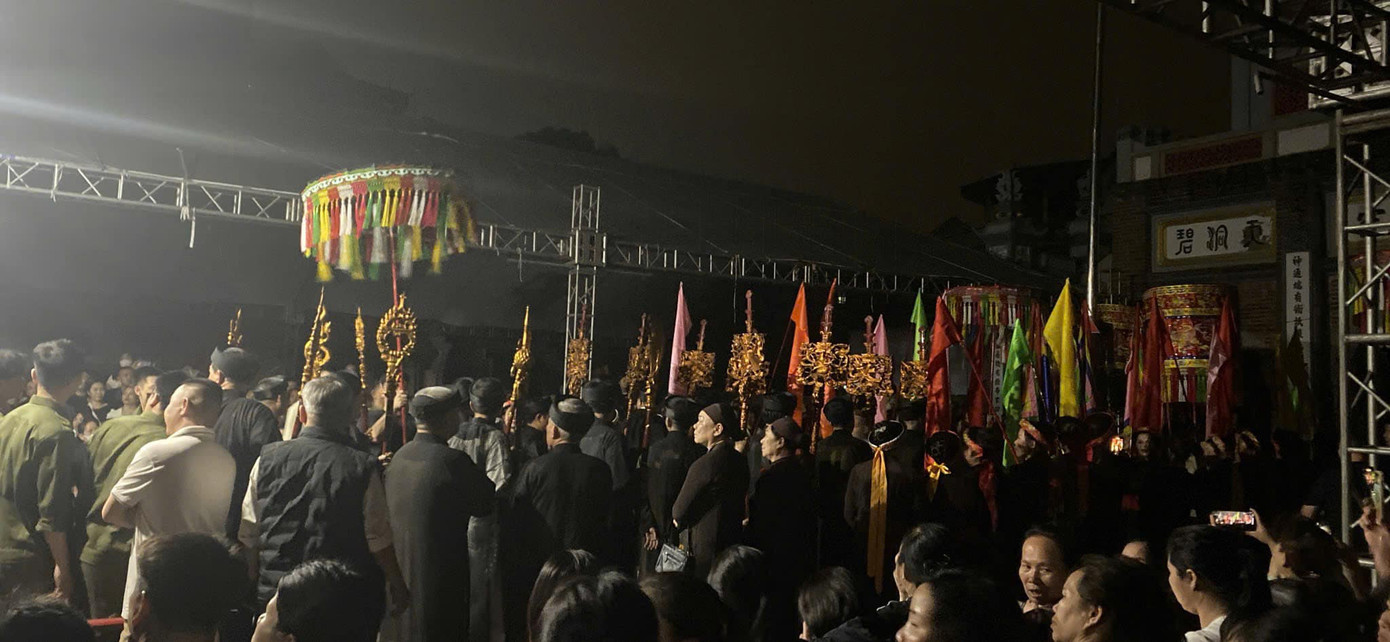 Lễ rước Âm được diễn ra lúc nửa đêm từ mùng 6 tháng hai Âm lịch. Theo quy định, khi thực hiện lễ rước Âm, người tham gia đoàn rước không được nói chuyện, trống khẩu và mèn phải bịt kín bằng vải. Người đánh trống khẩu, mèn chỉ được dùng tay gõ lên mặt trống đảm bảo chỉ phát ra tiếng bục bục làm hiệu lệnh dẫn đường. Tất cả hộ gia đình trên đoạn đường thực hiện lễ rước Âm từ Chùa Nành đến di tích Thạch Sàng phải thực hiện tắt đèn khi đoàn rước đi qua.