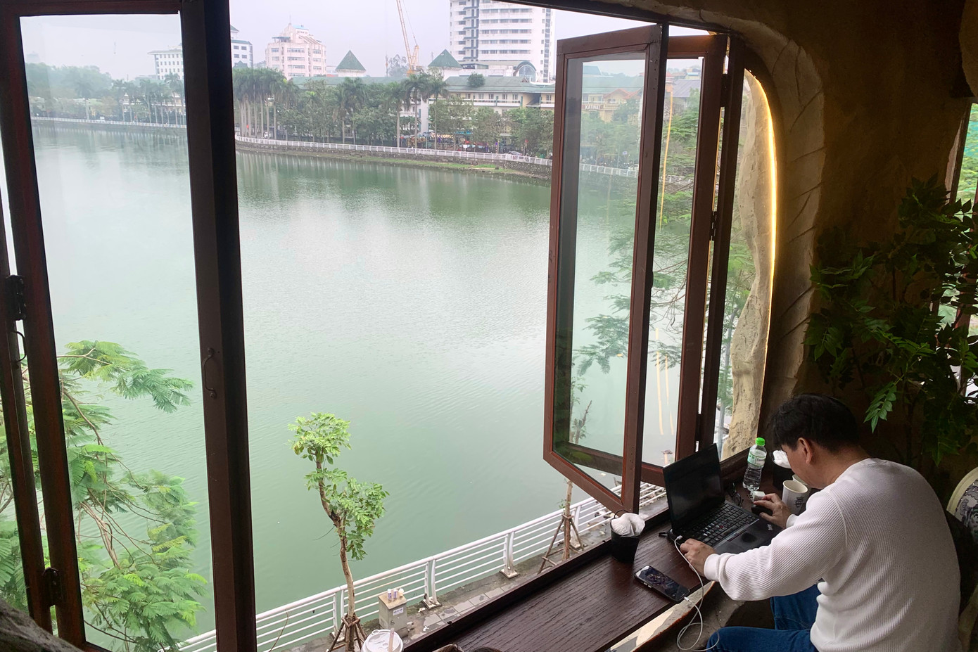 Khung cảnh thơ mộng nhìn từ tầng 2 của quán cafe độc đáo này.