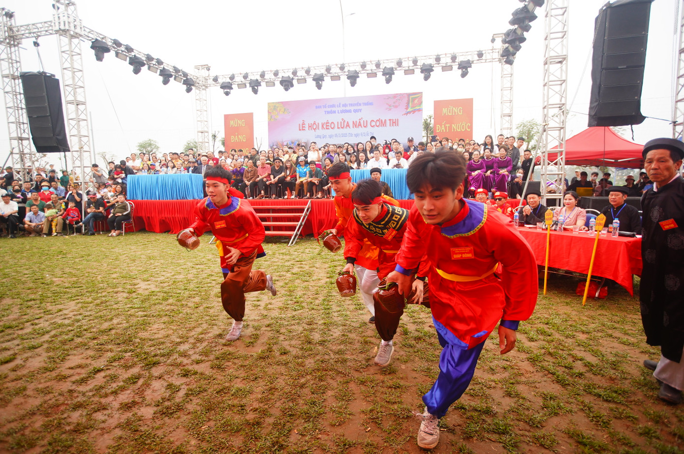 Hội làng Lương Quy diễn ra trong hai ngày mùng 5 và 6 tháng hai Âm lịch hàng năm với các phần thi chạy thẻ; thi kéo nước; thi bổ cau têm trầu; thi xay thóc giã gạo; thi kéo lửa; thi bắt gà và mổ gà; thi thổi cơm.
