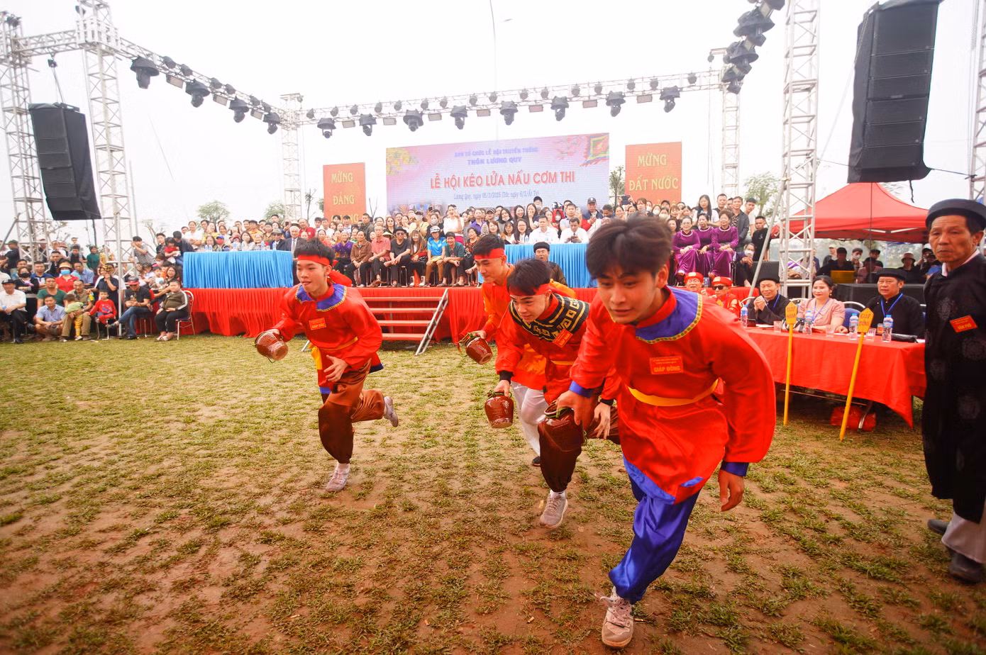 Hội làng Lương Quy diễn ra trong hai ngày mùng 5 và 6 tháng hai Âm lịch hàng năm với các phần thi chạy thẻ; thi kéo nước; thi bổ cau têm trầu; thi xay thóc giã gạo; thi kéo lửa; thi bắt gà và mổ gà; thi thổi cơm.
