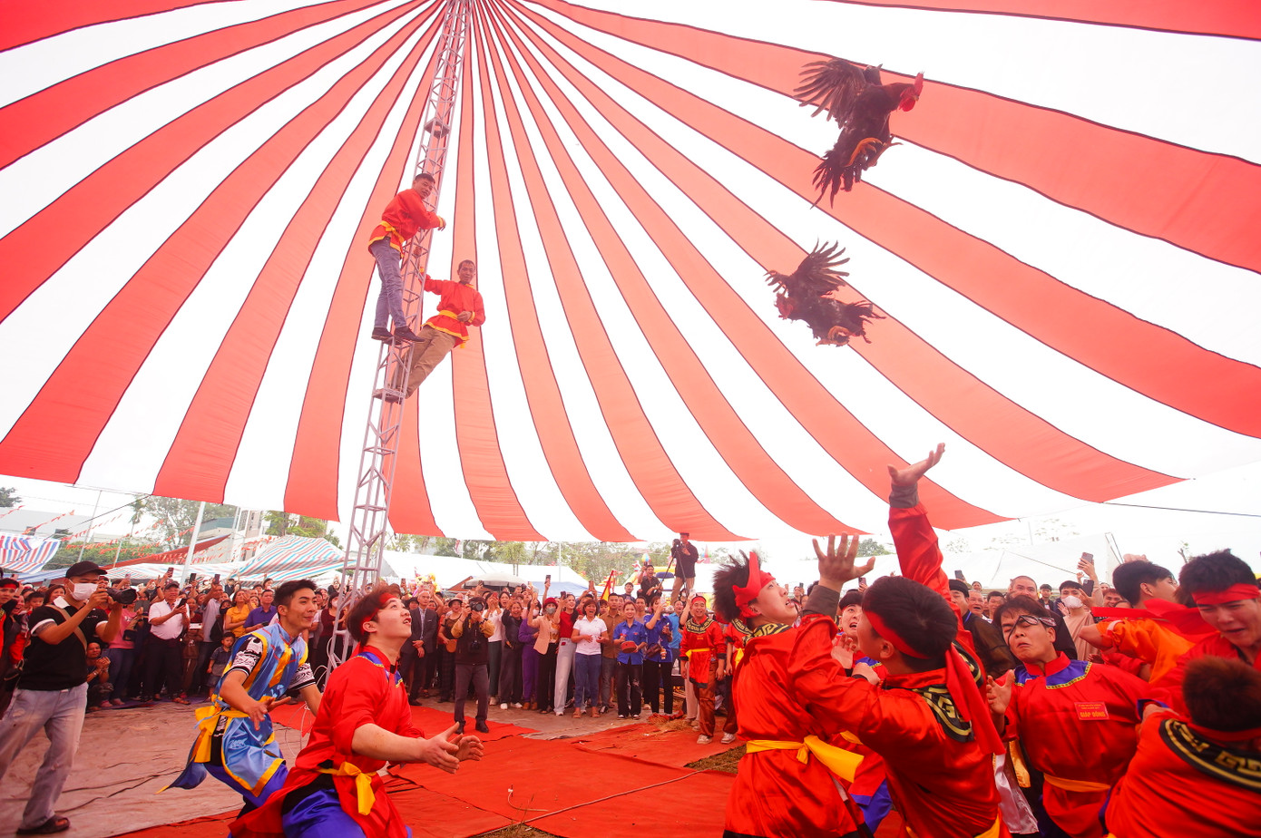 Một phần thi thú vị của lễ hội là phần thi bắt gà và mổ gà. Gà được thả từ trên cao, mỗi giáp cử 4 - 5 trai đinh tìm cách bắt được gà.
