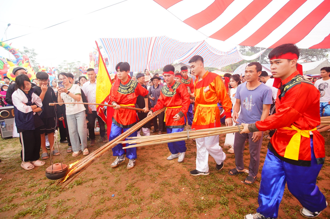 Phần thi thú vị nhất là phần thi thổi cơm. Mỗi giáp cử 3 - 4 người là trai đinh, vừa chạy vừa thổi cơm bằng hai bó đuốc.