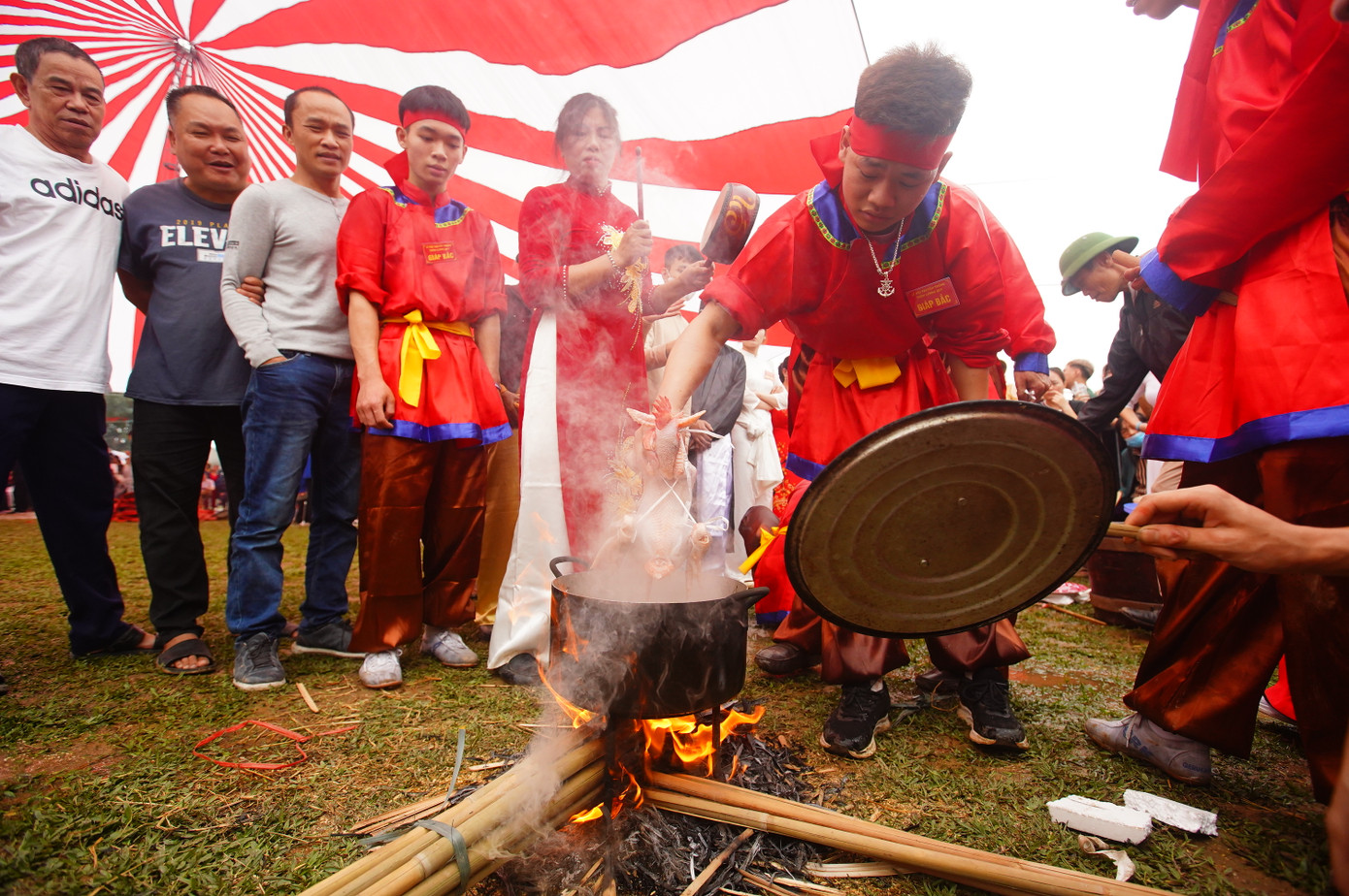 Gà được tiến hành cắt tiết bằng mảnh cật nứa, đun nước làm lông và mổ gà rồi luộc.
