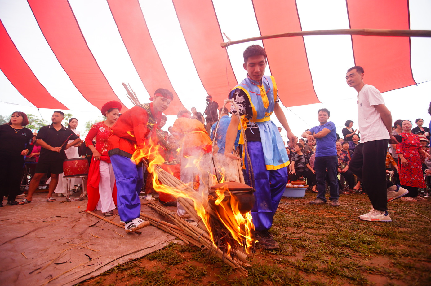 Phần thi nấu cơm thể hiện kinh nghiệm, sự khéo léo, biết quan sát, thu vén của trai làng.