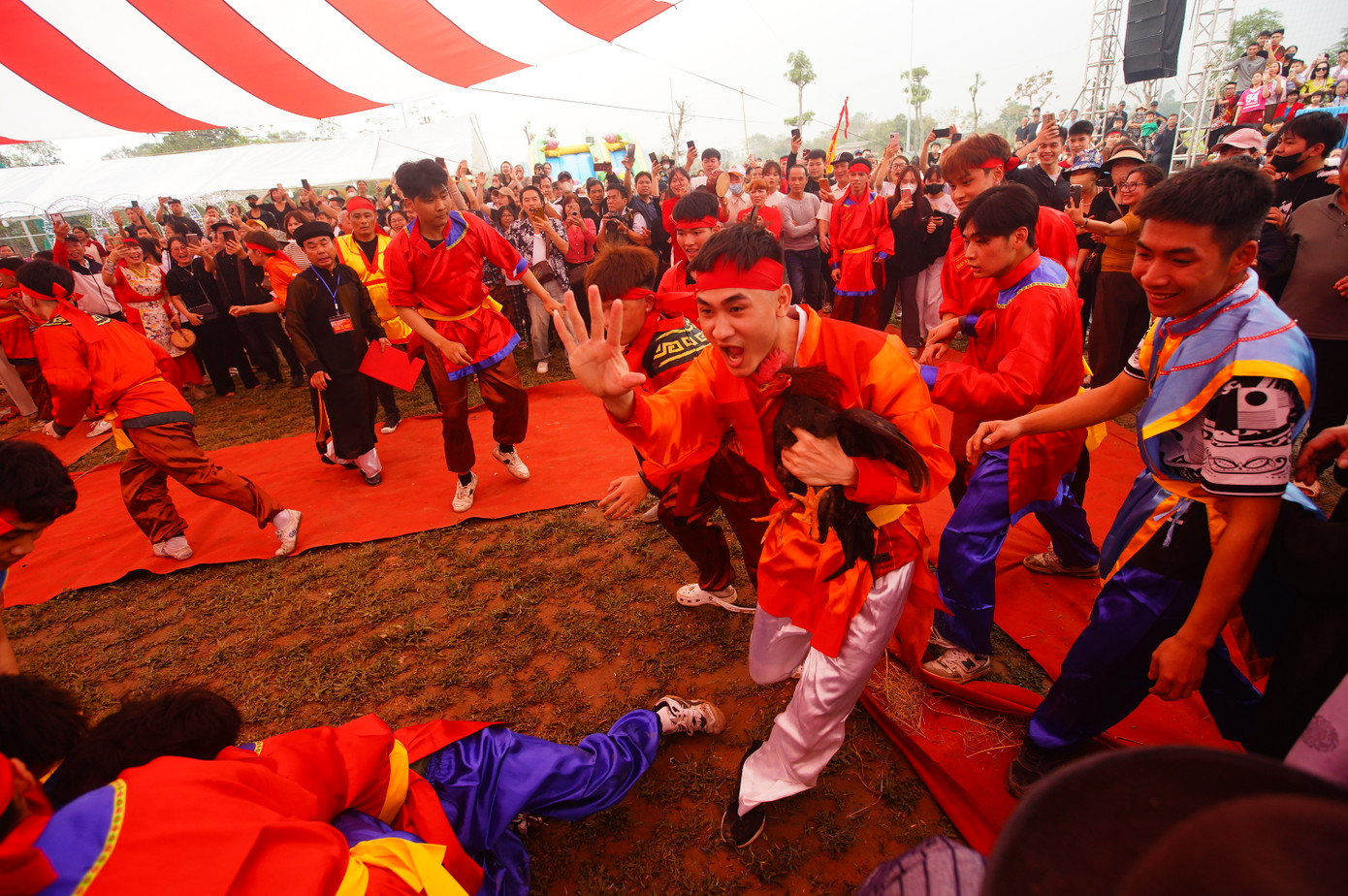 Trai làng vất vả mới bắt được gà.