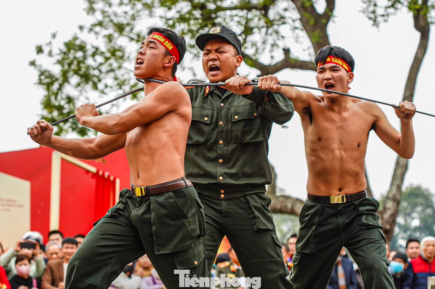 Chiến sỹ Cảnh sát cơ động dùng cổ uốn cong thanh sắt