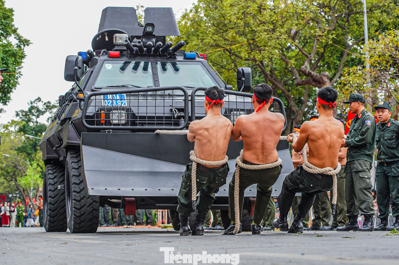 Lực lượng công an trổ tài kéo xe ram nặng 15 tấn bằng tay không