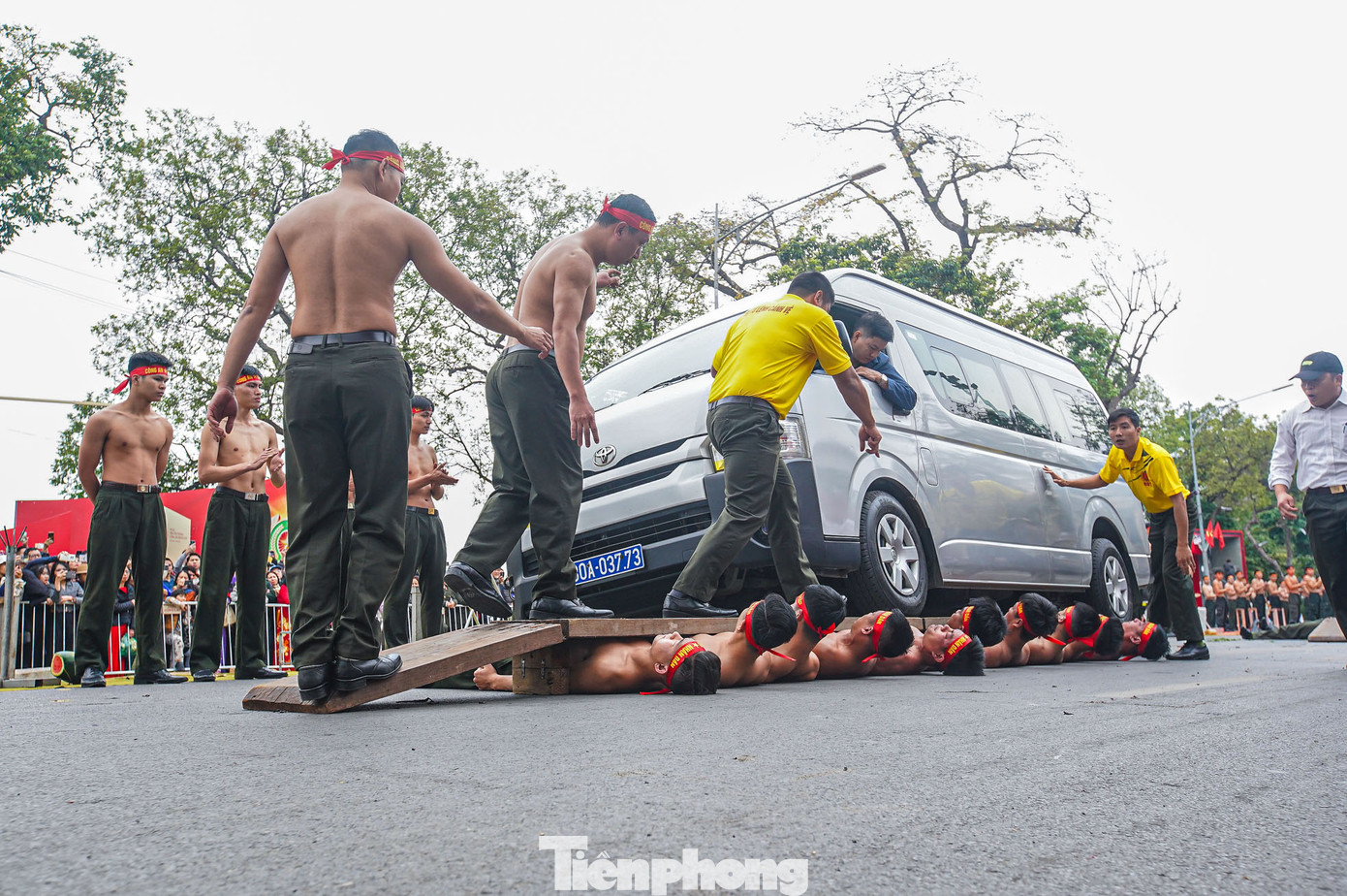 Gay cấn màn trình diễn ô tô đi qua người.