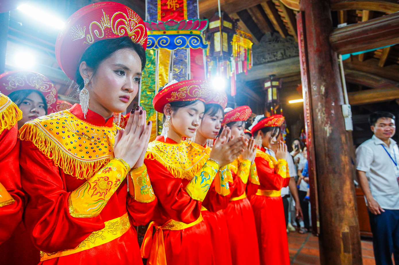 Sau khi kết thúc nghi lễ rước kiệu, lần lượt các đoàn vào điện chính chiêm bái.