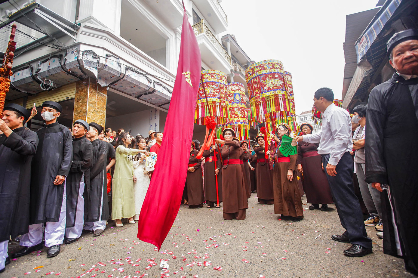 Cờ Lệnh trong đoàn rước kiệu.