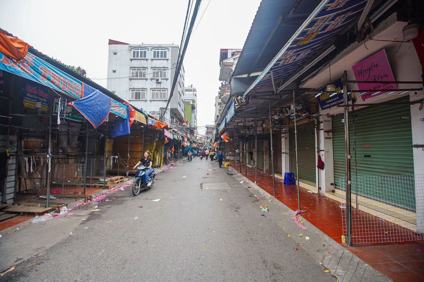 Trong thời gian diễn ra lễ rước, nhiều cửa hàng, ki-ốt tại "thủ phủ thời trang lớn nhất miền Bắc" đều đóng cửa, tạm dừng hoạt động buôn bán để phục vụ lễ rước 10 năm mới có một lần này.