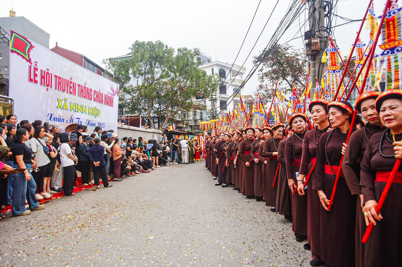 Đoạn rước kiệu dài hơn 1 km thực hiện trong 4 tiếng đồng hồ.
