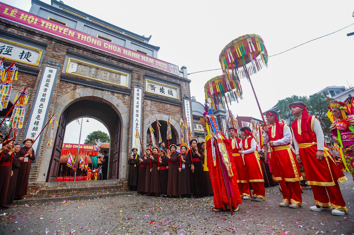 Đoàn rước về đến chùa.