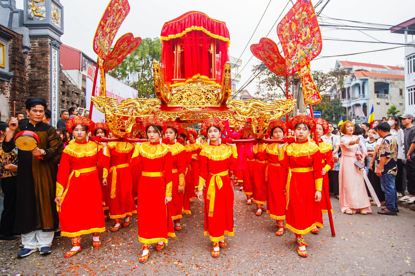 Kiệu Phật được 16 thiếu nữ trong làng khiêng kiệu.