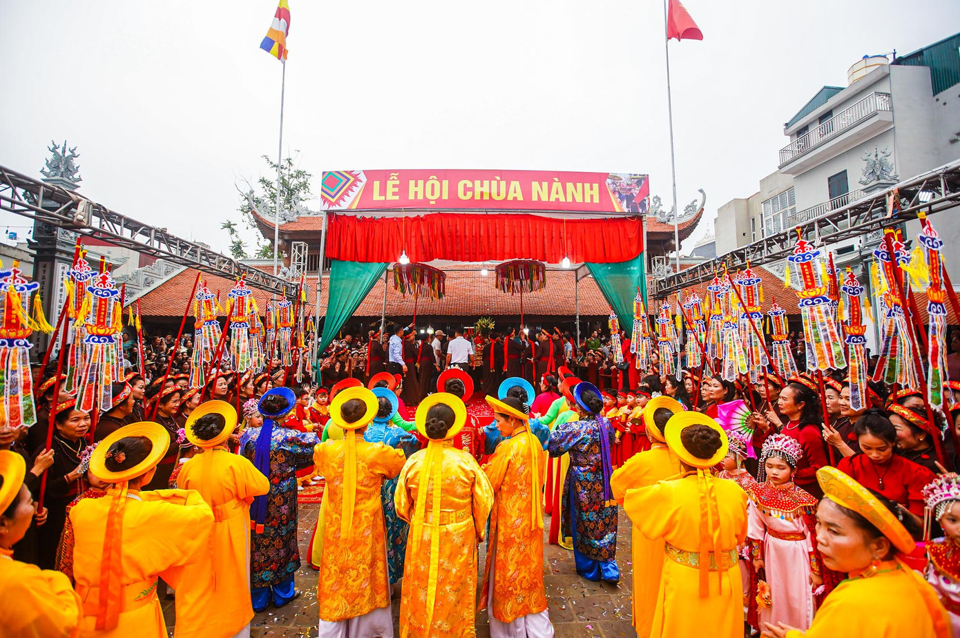 Lễ hội chùa Nành là một trong những lễ hội truyền thống đặc sắc của vùng Ninh Hiệp (huyện Gia Lâm, Hà Nội), diễn ra từ mùng 4 đến mùng 6 tháng hai Âm lịch hàng năm. Năm nay lễ hội tổ chức quy mô hội chính với hoạt động nghi lễ chính khác hội lệ là lễ rước Âm, lễ rước Phật, 10 năm mới có một lần.