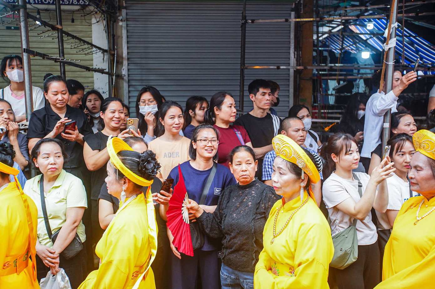 Rất đông người dân và du khách thập phương tham gia lễ hội.