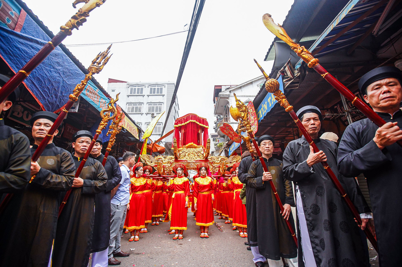 Lễ rước Phật diễn ra từ chiều đến tối hôm sau. Đoàn rước từ di tích Thạch Sàng về chùa Nành.