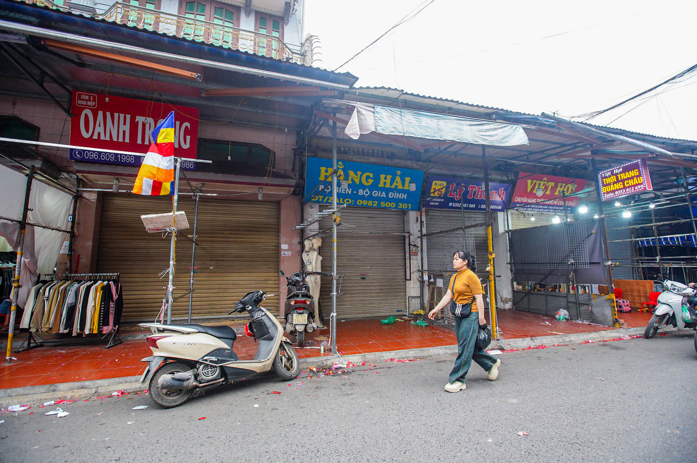 "Năm nay lễ hội chùa Nành tổ chức lớn, gia đình đều tham gia rước, công tác hậu cần nên đã đóng cửa hàng, nghỉ bán trong những ngày diễn ra lễ hội", chị Lương Hiền (xã Ninh Hiệp, Gia Lâm, Hà Nội) chia sẻ.
