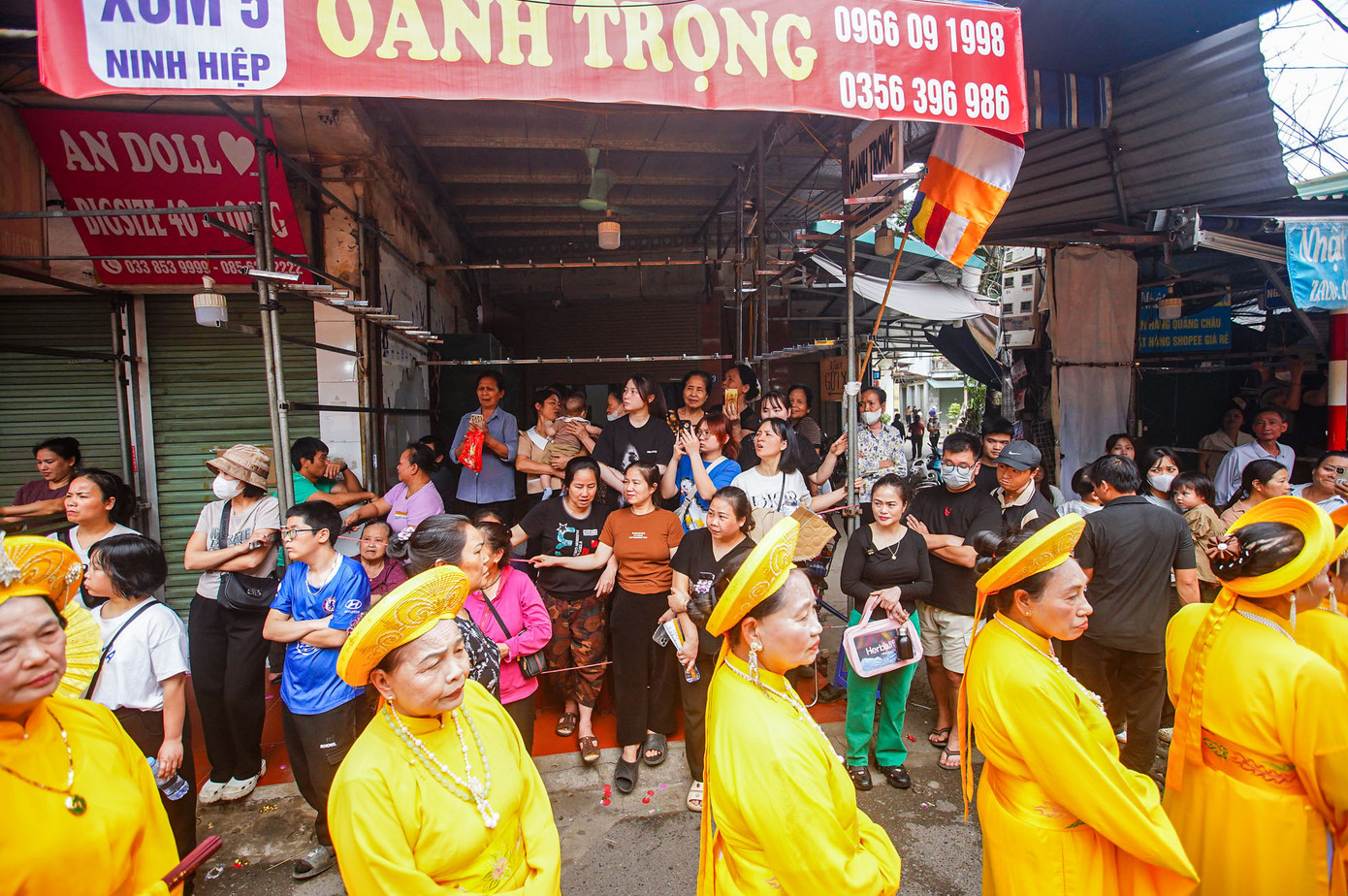 Rất đông người dân và du khách thập phương tham gia lễ hội.