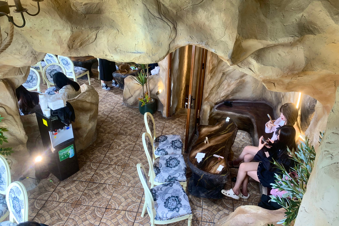 Nhân viên ở đây cho biết, quán vận hành được hơn 1 tháng, ngày nào cũng đông khách, xếp hàng dài để trải nghiệm: &quot;Có những lúc quán hết chỗ, đặc biệt vào buổi chiều từ 15h-17h và những ngày cuối tuần&quot;