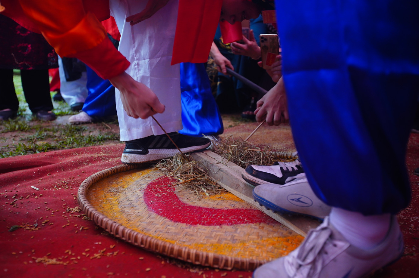 Phần thi thứ 5 là thi kéo lửa, mỗi giáp cử 3 người. Thanh cái đặt cố định dưới đất được làm bằng tre bánh tẻ, đã tách rời làm đôi tạo kẽ hở cho mùn rơi xuống trong quá trình kéo lửa. Thanh tre khác dài, mỏng gọi là thanh dao được tạo bởi gốc cây tre già, dùng để cọ sát vào thanh cái.