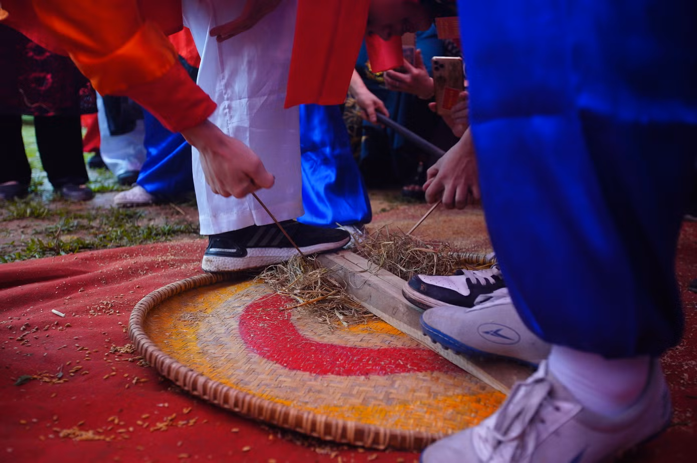 Phần thi thứ 5 là thi kéo lửa, mỗi giáp cử 3 người. Thanh cái đặt cố định dưới đất được làm bằng tre bánh tẻ, đã tách rời làm đôi tạo kẽ hở cho mùn rơi xuống trong quá trình kéo lửa. Thanh tre khác dài, mỏng gọi là thanh dao được tạo bởi gốc cây tre già, dùng để cọ sát vào thanh cái.