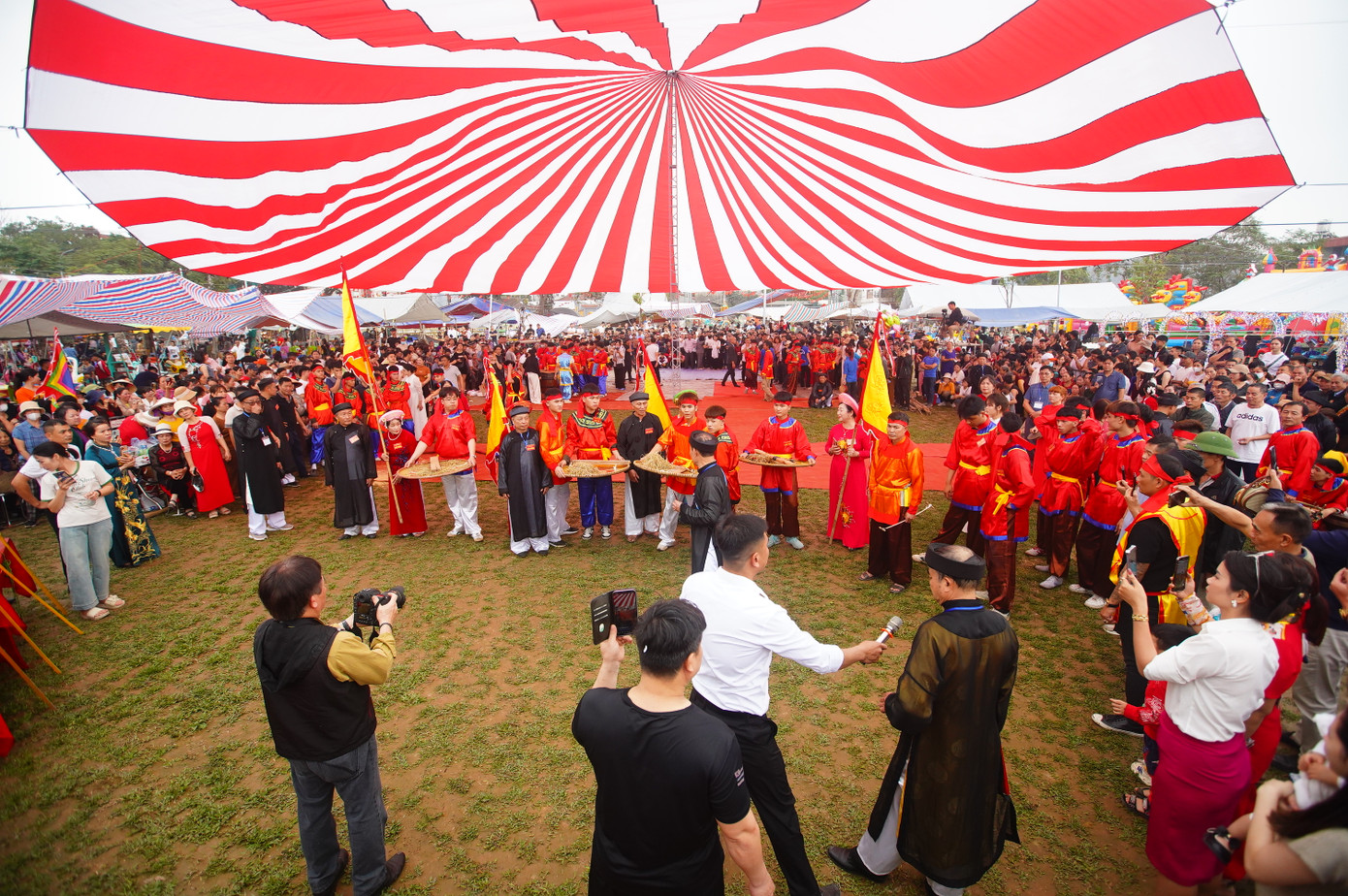 Theo truyền thuyết vào đời Hùng Vương thứ 6, khi Thánh Gióng trên đường đuổi giặc Ân đi qua thôn Lương Quy thì rất đông trai làng theo ông đánh giặc. Để kịp cho các chàng trai của quê hương được ăn uống no nê trước lúc ra trận, các bô lão trong làng đã họp bàn khẩn cấp, chỉ huy mọi người tích cực chuẩn bị nấu cơm để khao quân. Được quê hương cổ vũ, 50 chàng trai hăng hái lên đường cùng Phù Đổng Thiên Vương đánh giặc. Sau khi chiến thắng trở về, ba chàng trai giỏi nhất được triều đình phong tước “ Tam vị Đức Đại Vương”. Cũng từ đấy hội nấu cơm thi ra đời và được bảo tồn cho đến ngày nay.